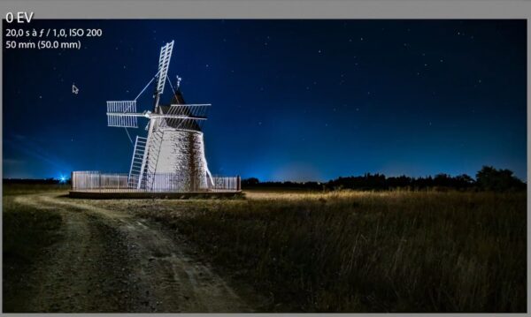Photo d’un moulin de nuit, prise avec le Samyang 12 mm F2