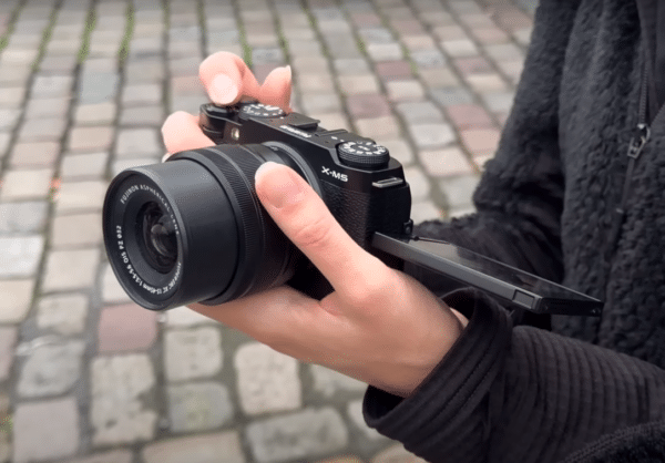 Fujifilm X-M5 dans les mains d'un photographe